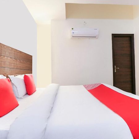 OYO 67595 Hotel Red Ark Landran Exterior foto