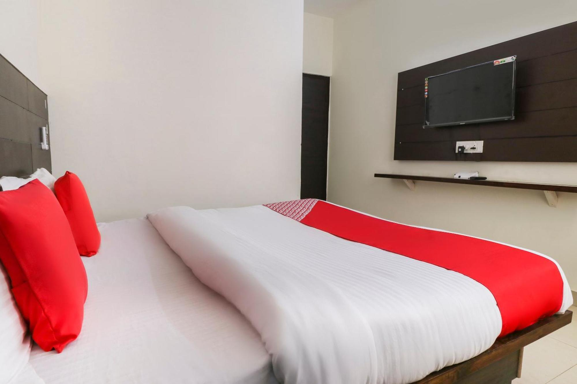 OYO 67595 Hotel Red Ark Landran Exterior foto